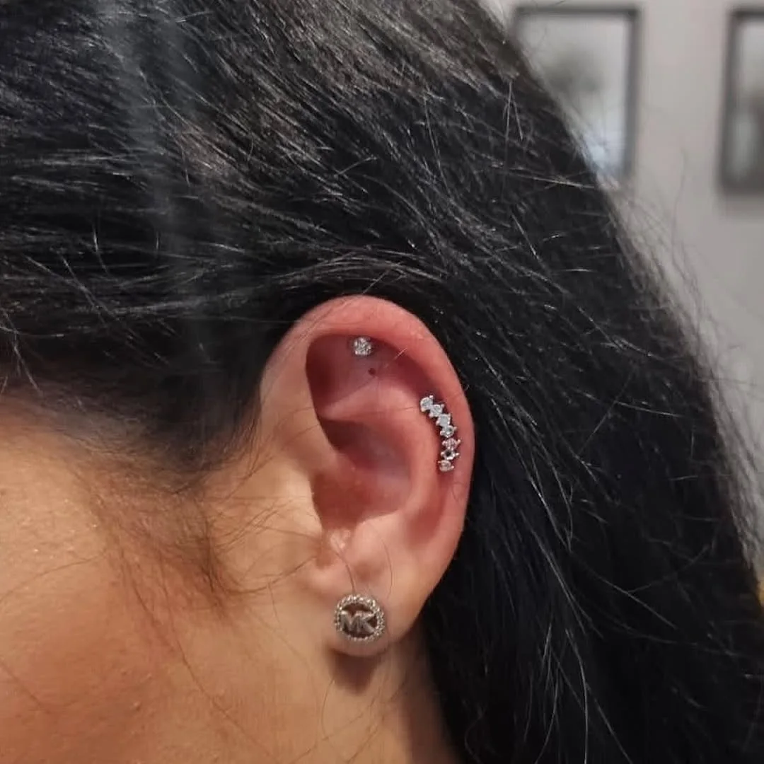 Piercing în ureche cu bijuterii mici pe helix și lob