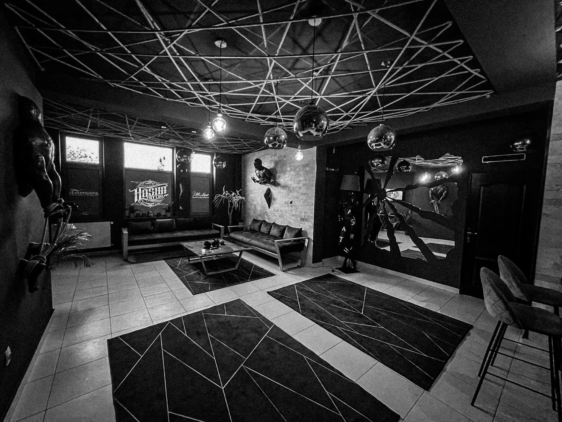Interiorul salonului Hasha Tattoo din București